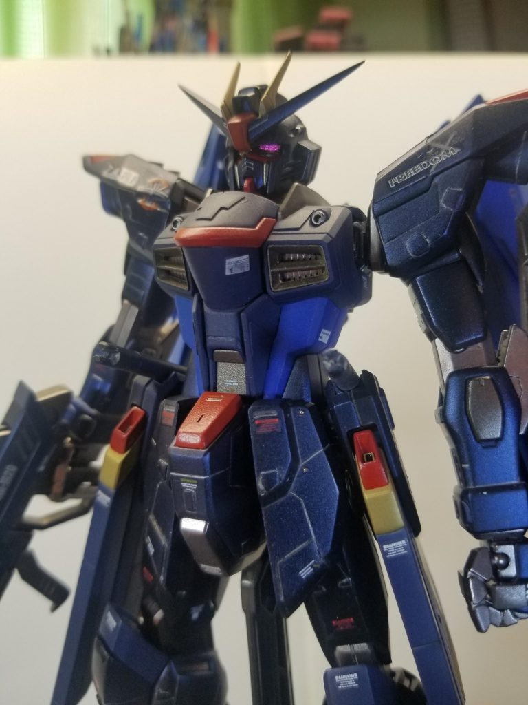 ヘッドパーツは正規機体との違いを出す為にツインアイをイエローからピンクに変更してみました。これは市販のシールを目型に切って貼り付けただけです。なんだかブルーデスティニーみたいです(笑)