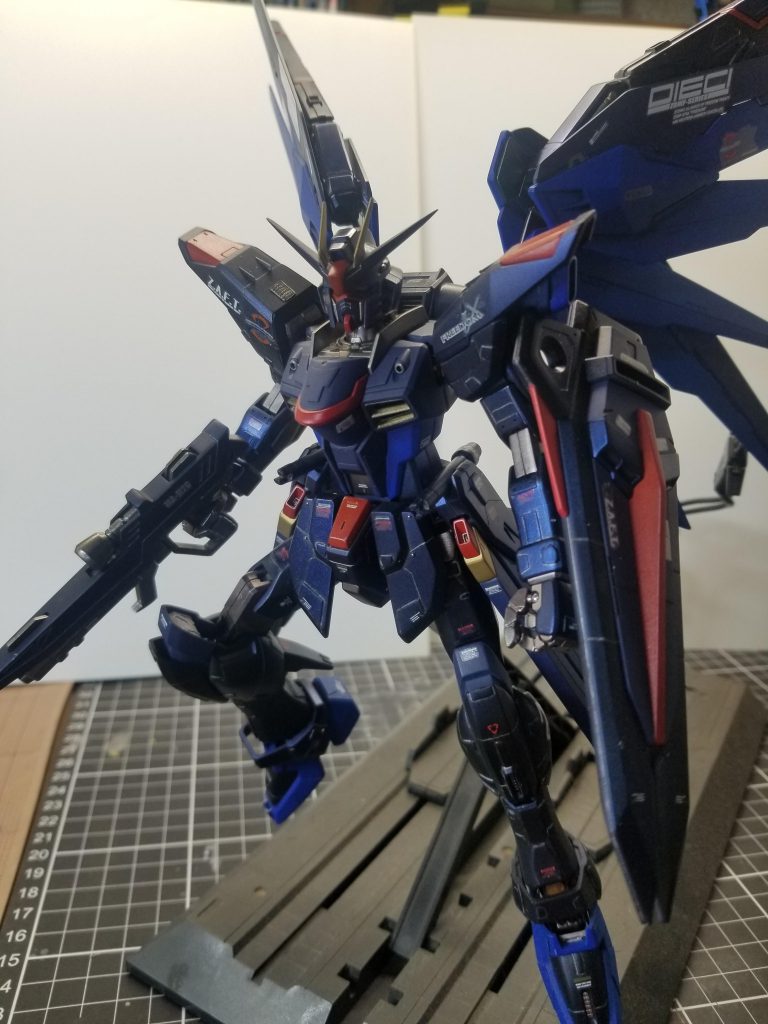 塗装に関しては設定を少しだけ変えて行ない、本来の白部分をダーク色にするにあたり今回は黒下地のあとMr.クリスタルカラーのサファイアブルーを初めて使いました。鈍く光るのがドはまりだったなと自己満しております(笑)