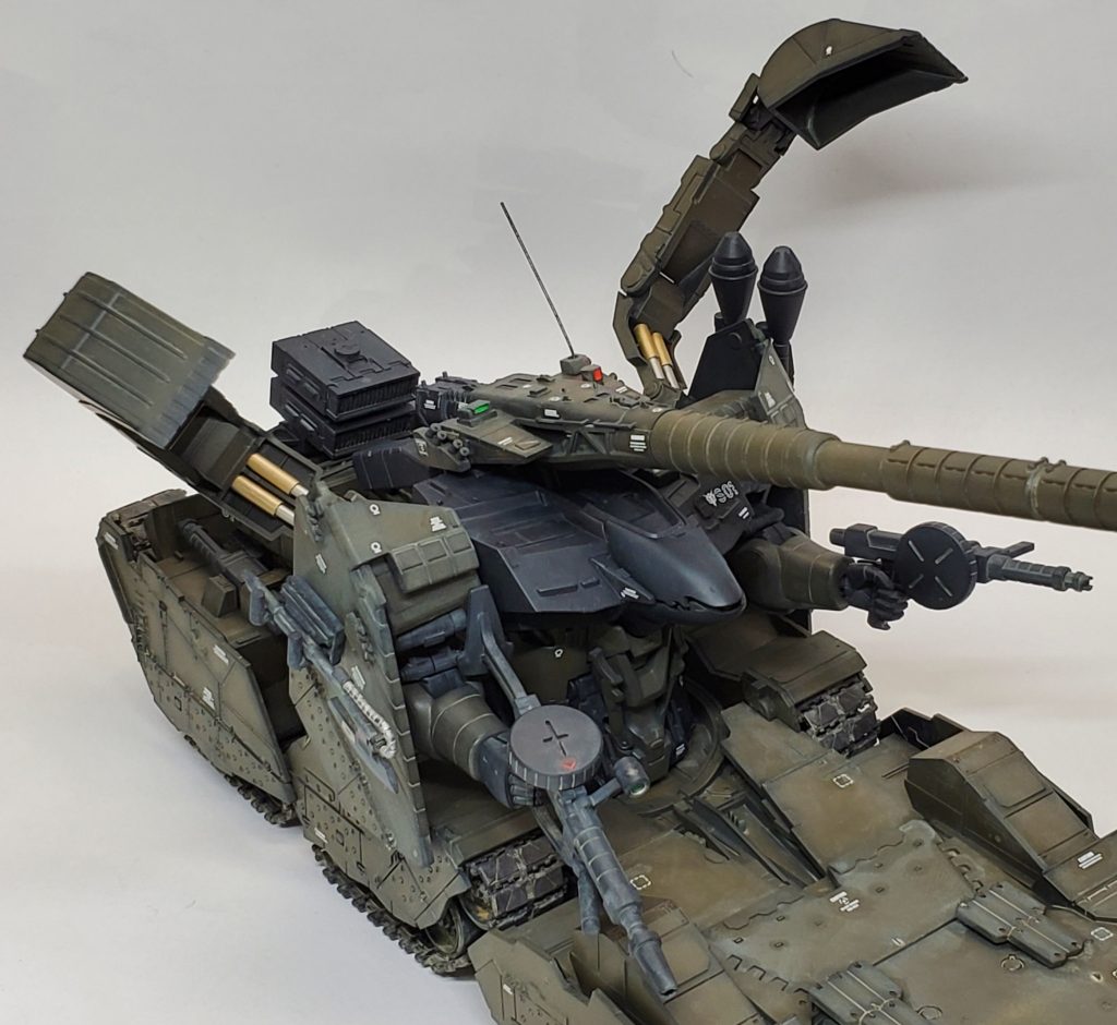 ザクマシンガンをHGUCから流用し、劇中同様に持たせています😊アームにシリンダーも追加しています。