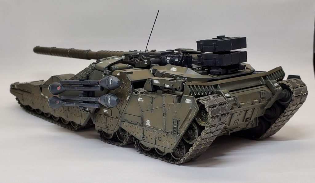 モビルタンク形態後方より。塗装はサフ→グレー立ち上げ塗装→ウェザリングカラーでウォッシングです。今回、塗装は水性ホビーカラーでおこなっています😊