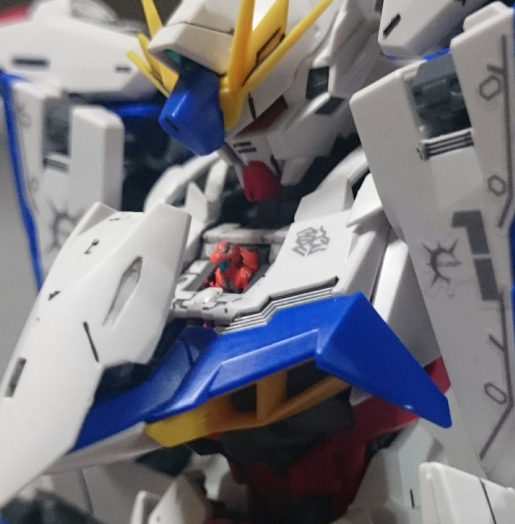 ・タツミ・ホーリコクピットにはオーブのパイロットスーツを纏ったタツミくんが。オレンジのガンマカはないので、4アーティストマーカーで塗装~ちなみにタツミくんのパイスーは、他のものよりも対G性能が高いそうで何やら他に見ないコンソールらしき造形もあるので、2話以降の描写が楽しみっスね