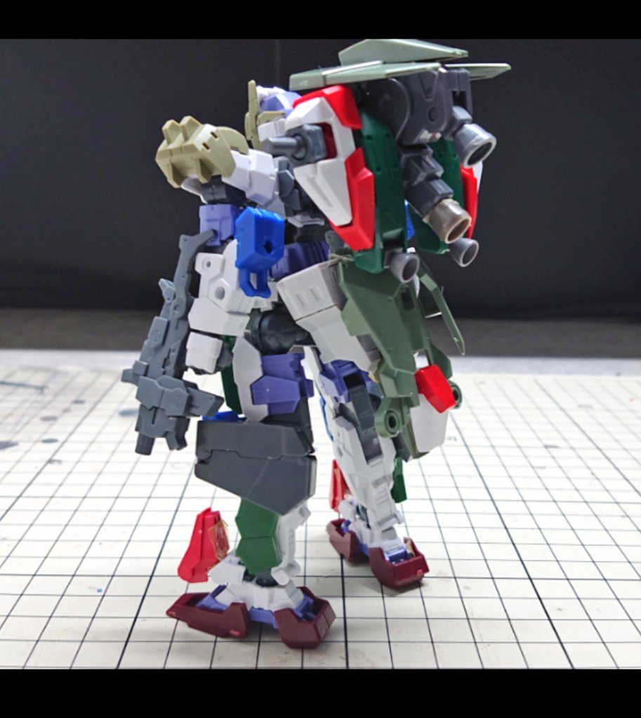 アセン風景です。もう2年も前の事ですが、当時のワクワク感は今でも忘れることができません。自分だけのオリジナル機体を作るロマンや楽しさの魅力に取り付かれ、今では30MMメインで制作するようになりました(笑)Twitterにも作品やモーメントがありますので、もしよろしければそちらもご覧下さい。最後までご覧頂き、ありがとうございます!