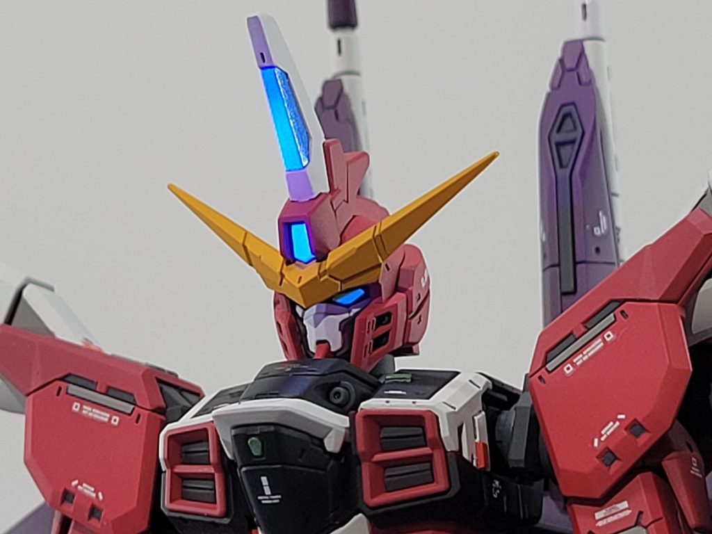 蛍光塗料を使用しカメラ、センサー部がブラックライトで発光するようにしました。