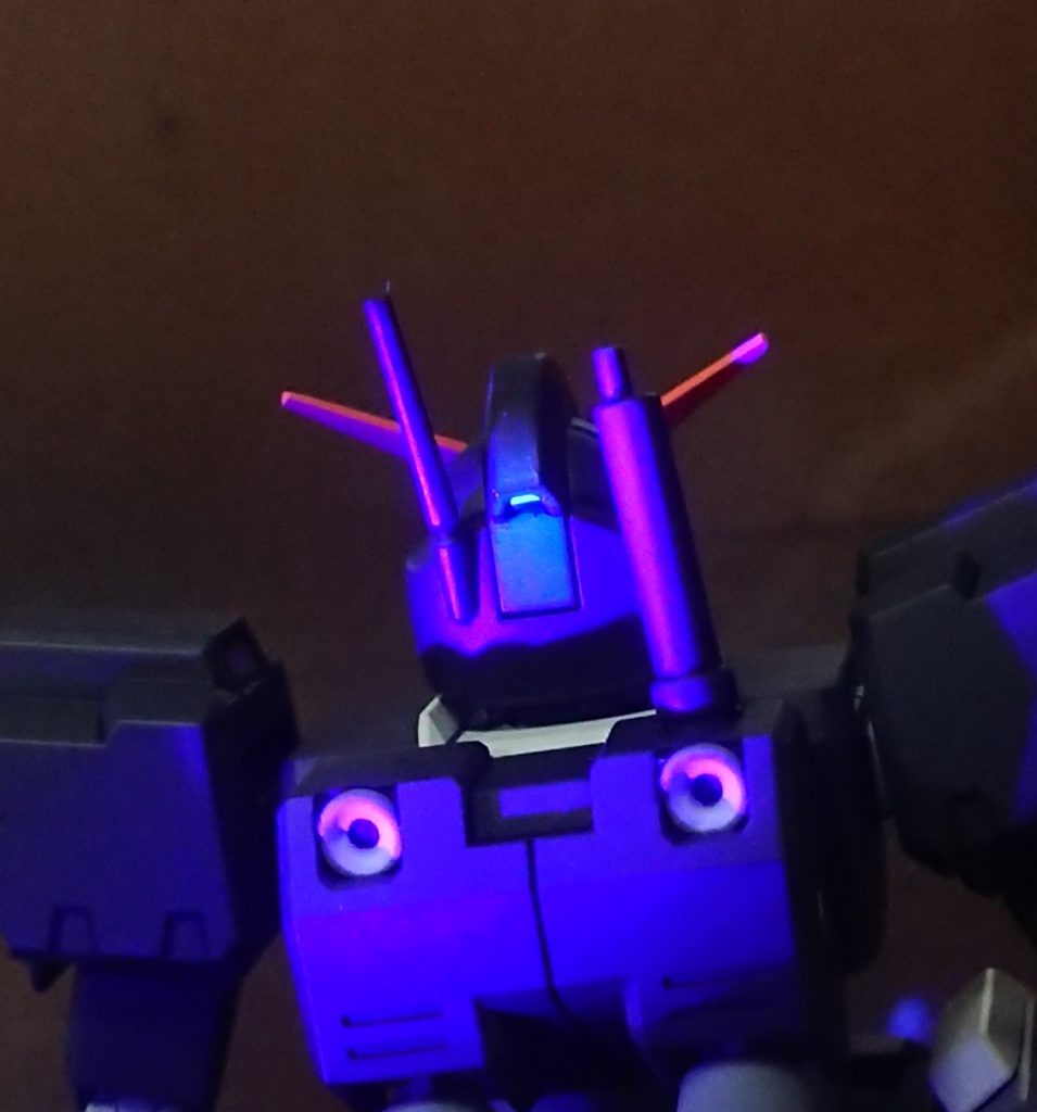 実は後頭部をブラックライトで照らすと、染料系蛍光塗料がしみだしていて、センサー以外も緑色に光ってしまうという痛恨のミスが。塗装したときに埃を巻き込み、無精して1000番でやすりがけしたた上から直に再塗装したのが原因です。ここは改めてタミヤラッカーのシルバーと、クレオスの白サフを1:1で混ぜたモノを吹き付けてから塗装し直して…