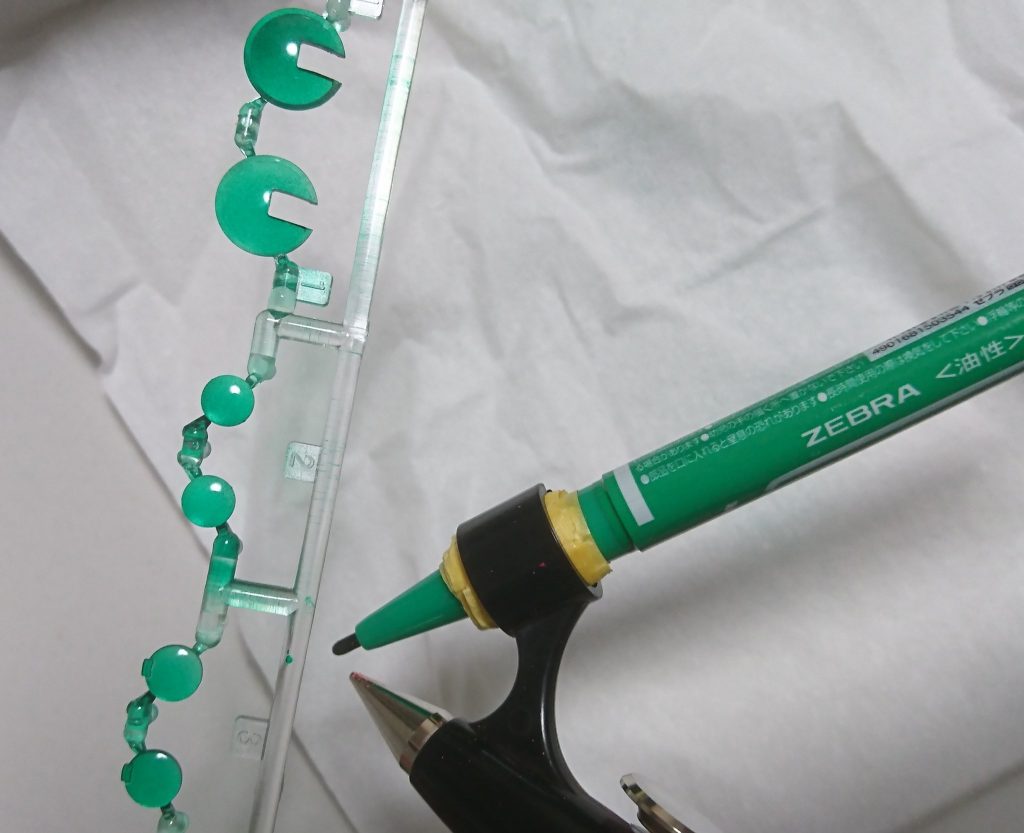 クリアパーツはガンダムマーカーエアブラシにマッキーをセットして塗装しました(マスキングでぐるぐる巻にしてサイズを調整してます)