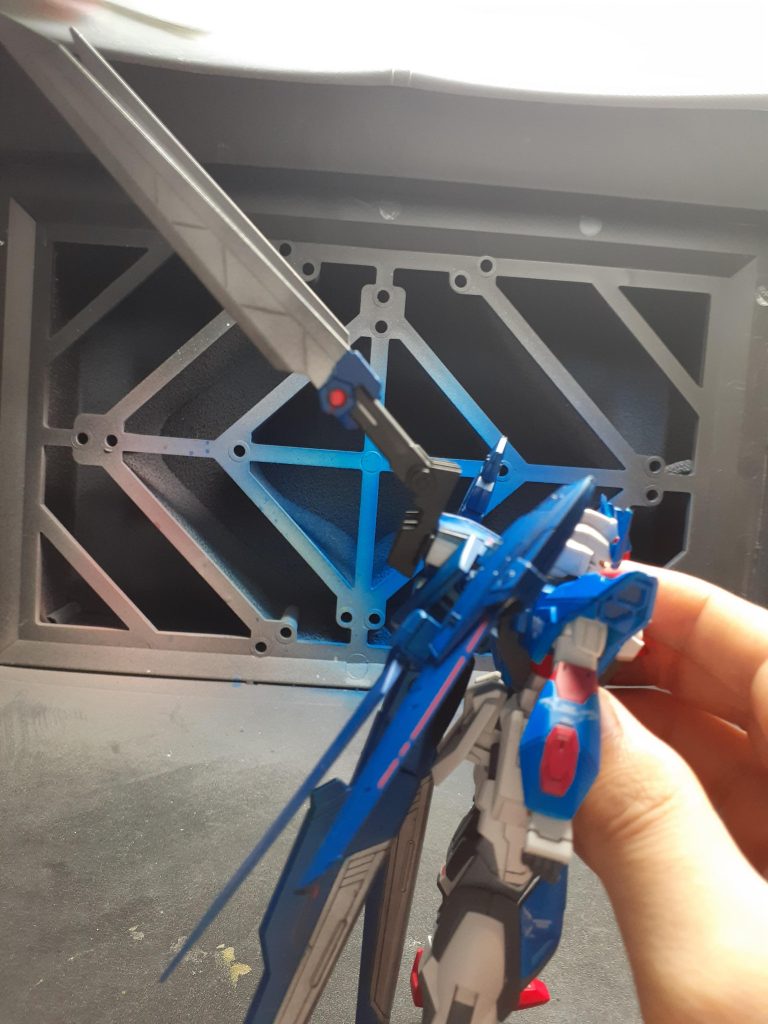 後ろの剣はちゃんと肩上まで可動します。