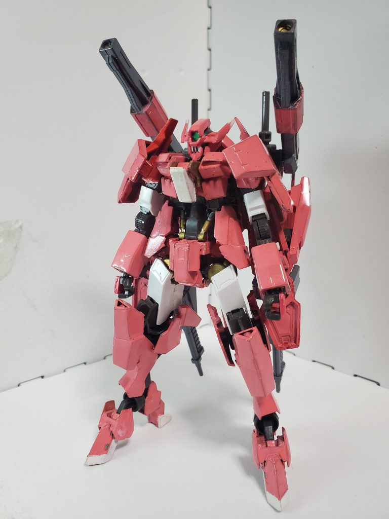 正面。主に下半身にグレイズ、上半身にレギンレイズの装甲を使用。足首はグレイズの足首とフラウロスの踵をミキシングし、ヒール化。また胸にはゲイレール・シャルフリヒターのフロントアーマーを三分割し接着しました。