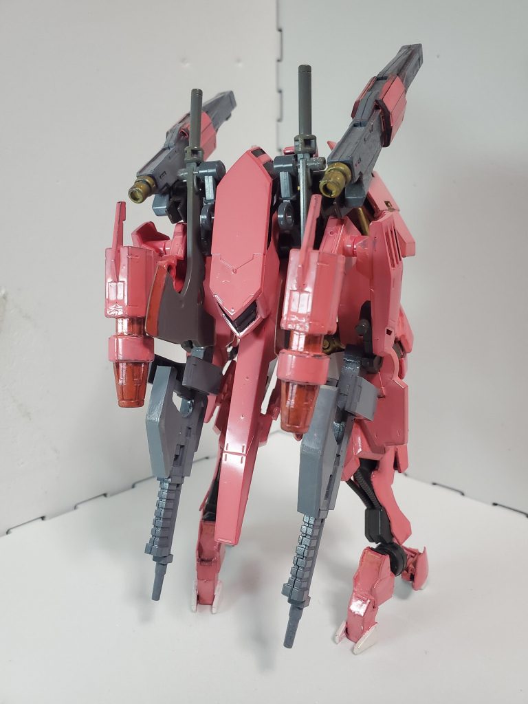 背面。レールガンは取り回しと『厄祭戦で使用された』可能性が高い事を考慮しショートバレルを採用。フラウロスのマシンガンは恐らく戦闘で紛失したとして、グレイズのライフルを採用。また、レールガンと中心の頭との間にグレイズのアックスを可動アームを設けた上で増設。これにより、原型機と比較して横幅が広くなった。