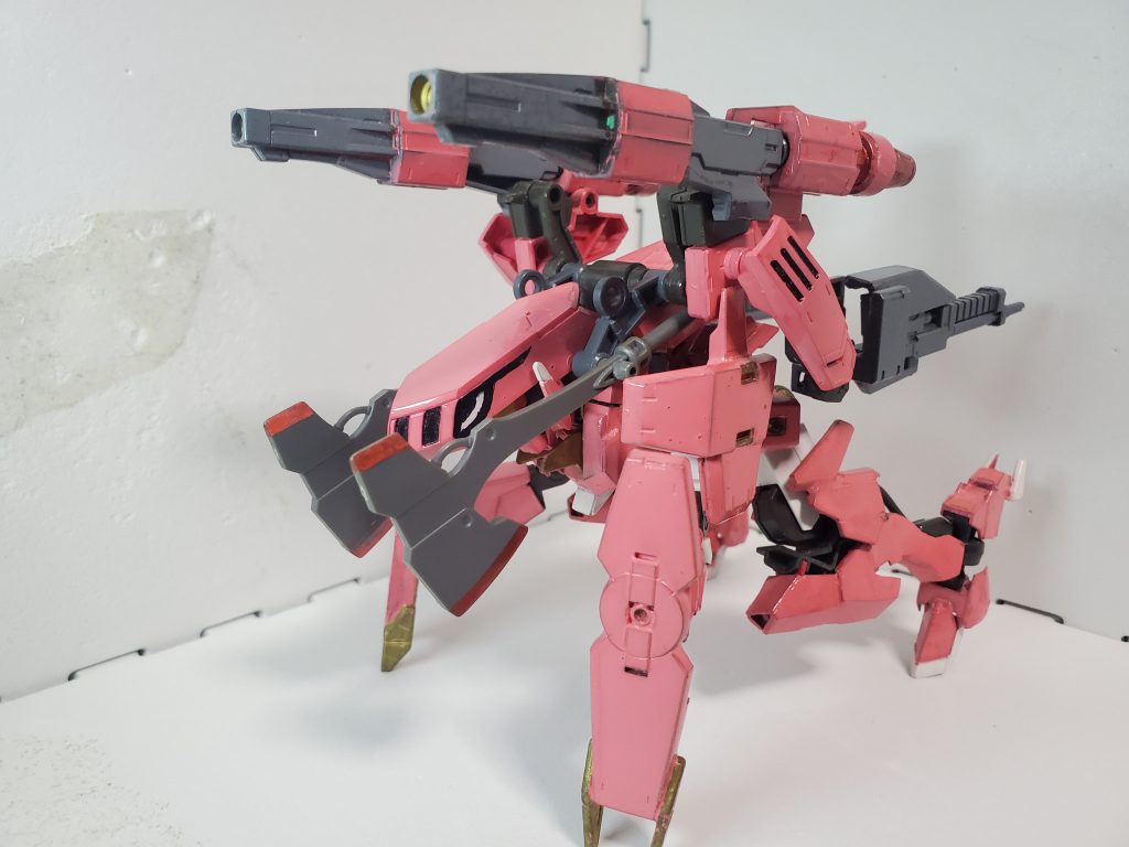 四足歩行形態。 オリジナルでは単なる砲撃形態であったが、下半身の変形機構を一新。より獣のような形状への変形を可能にした。接地面積こそオリジナルに劣るものの、機体出力の調整とガントレットのスパイクの大型化によりオリジナルと遜色無い砲撃能力を実現。 また、『後ろ足』をバネのように使用できるため…………