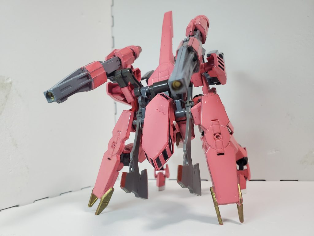 敵機に文字通り『喰らい付く』事が可能。バックパックに増設されたアックスは、変形時頭部の左右に配置されるように調整されており、『顎』ごと全身を振り下ろすことで敵機を喰い尽くす。