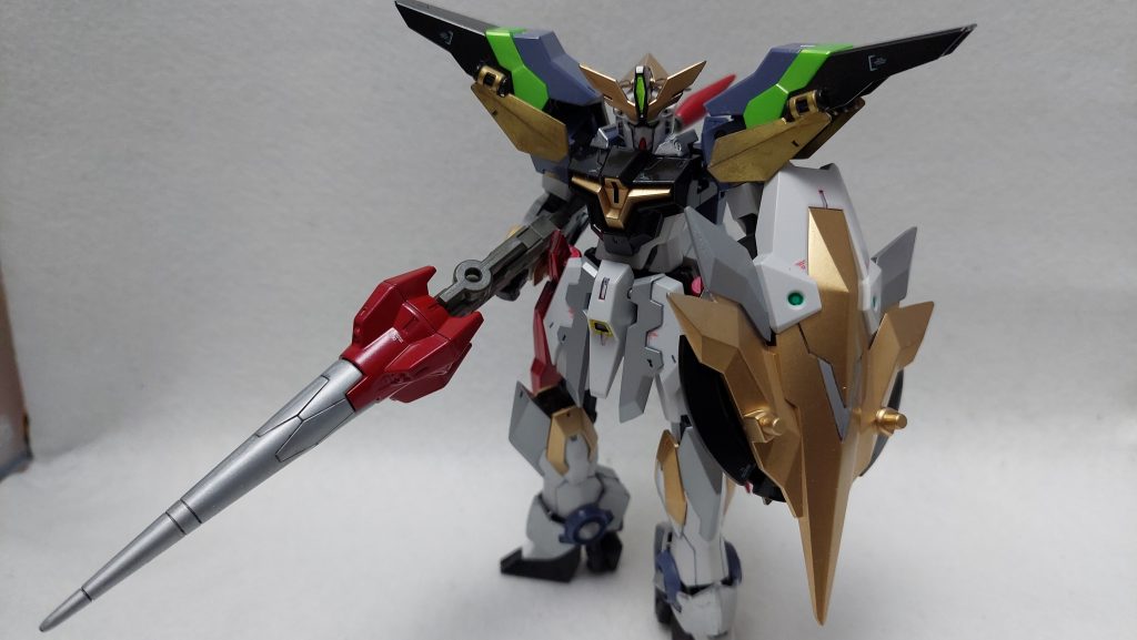 腰部スラスターやショットランサーのレッド部分はシルバーやメタリックレッドの上からクリアーレッドを塗り重ねたものですが、なかなか思った具合に発色してくれません。難しい。