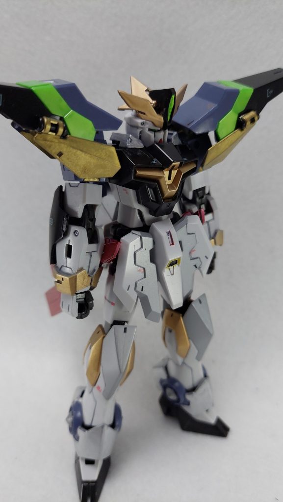 使用したのは主にメタルブラック、シルバー、ゴールド。各所に塗り分けで塗装し、原型機のイメージを大きくは損なわないよう心がけました。