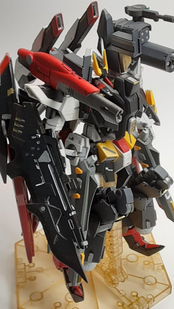 追加アーマーは本体と同じ色で塗装しています。右肩がビーム砲、左肩は実弾兵器を搭載しています。胸部アーマーはΞガンダムを参考にして左右の下にダクトフィンを付けています。