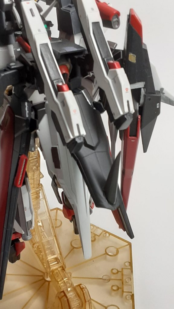 背部はダブルオークアンタのアーマーにガンダムXのシールドバスターライフル部とジャンクパーツで作りました。