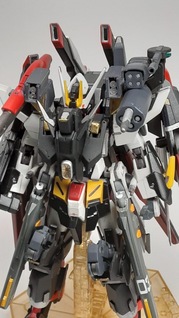 両肩の二連装ミサイルポットはカバーパーツのプラ板を上に引き抜くことで展開することができます。