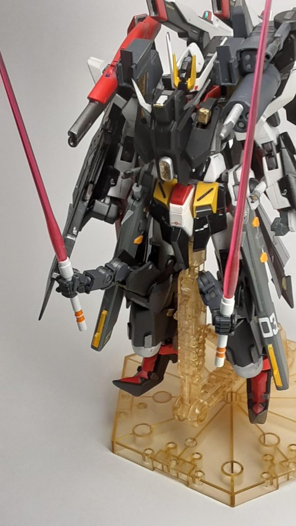 サブアームはグレイスアインのパーツで作ったアーマーから伸びていますサブアームはストライクの腕部の関節パーツを使用しており、手首側を少し切り飛ばしプラ板で蓋をしています。ビームサーベルは∞ジャスティスを使用しています。