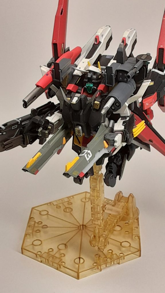 アーマーを追加した状態でも変形可能です。この状態でもサブアームは展開可能です。