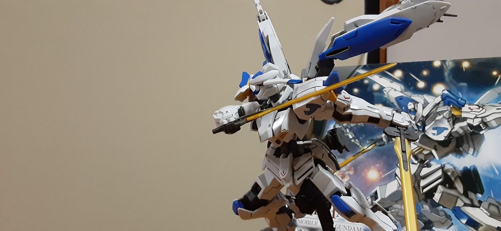 頭部と胸部だけですがエッジ出ししました。メタルロボット魂みたくピカピカにすべく光沢クリアー使いきるぐらい吹きましたがダメでしたwやはりパールやメタリック塗装が必要ですね