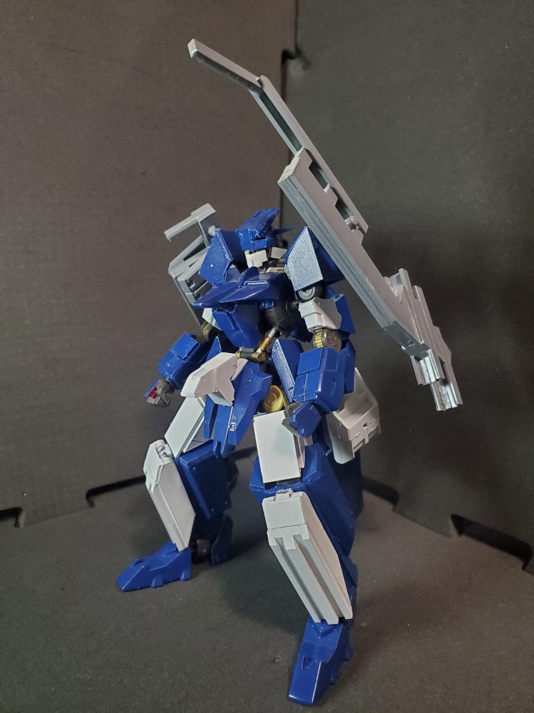 正面。群青と純白で彩られたナノラミネートアーマーと、肩に懸架されたハンマーメイスとマシンガンが目を引く。