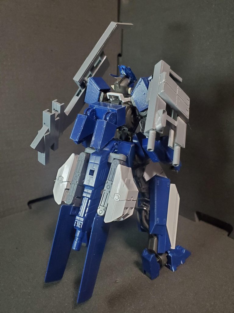 背面。背中と腰のブースターは高出力タイプのものが採用されている。