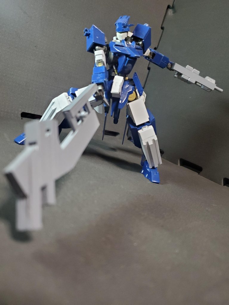 ハンマーメイス独特な形状のメイス。先端部に打突部を設けられているためピンポイントで敵機の弱点を狙える他、グリップが斜めに飛び出しているため振り回した際に効率的に力を加えられる。非使用時は左肩に懸架する。