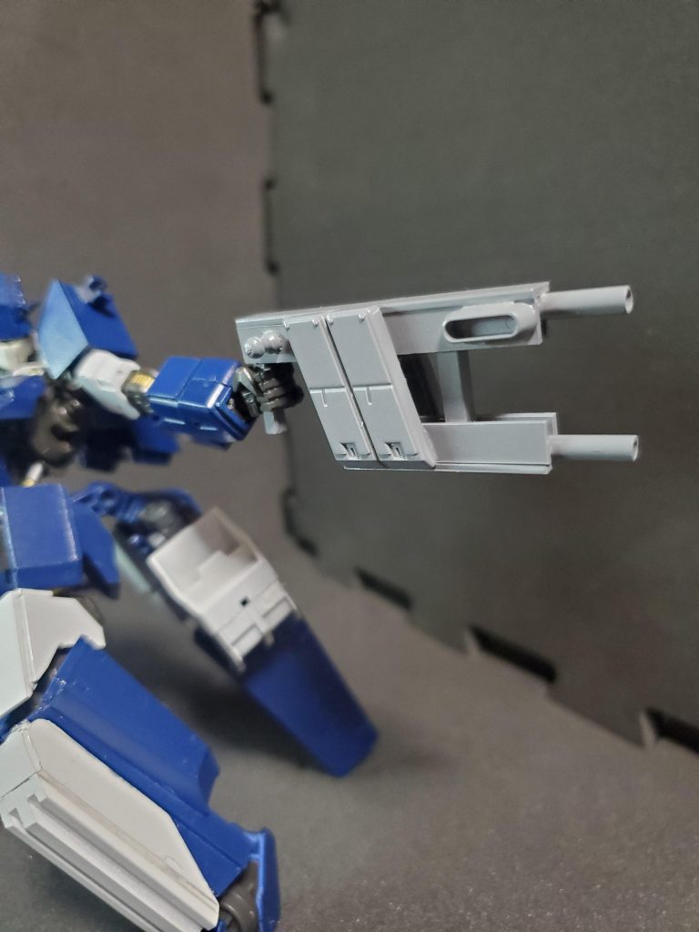 マシンガン連射力を高めるため銃身を分けている。非使用時は右肩に懸架する。