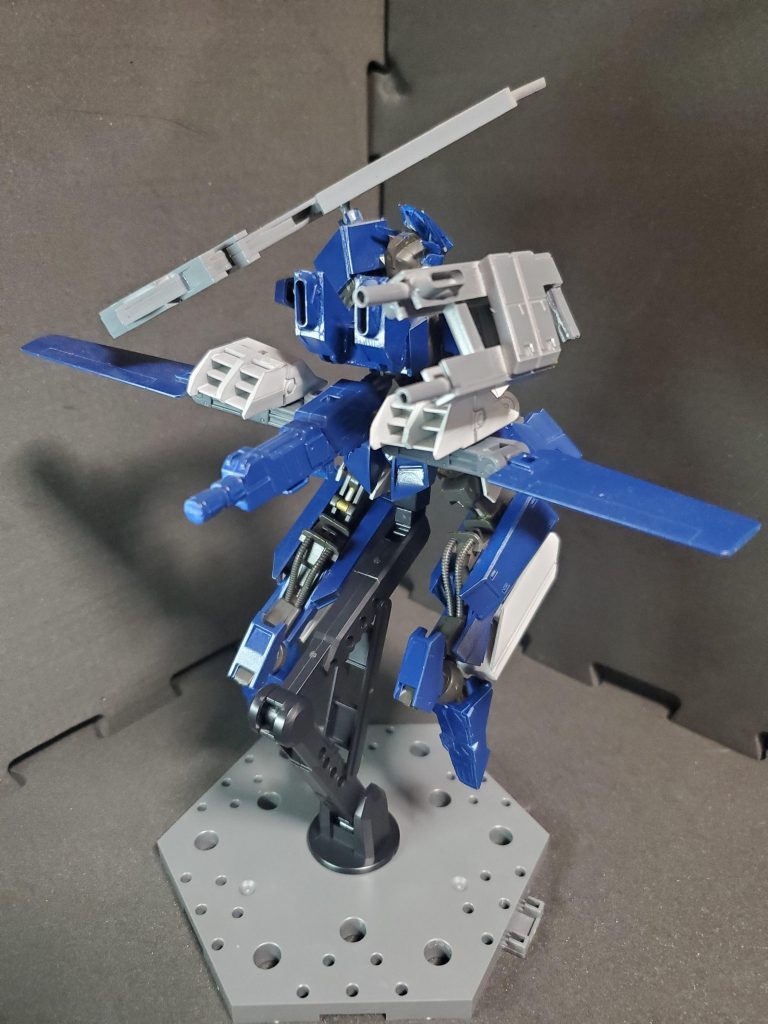 バックパックと腰部ブースター、ウイングユニットを展開することにより飛行形態へと変形。また、飛行しながらの戦闘も想定されているため、両腕は自由に使用できる。