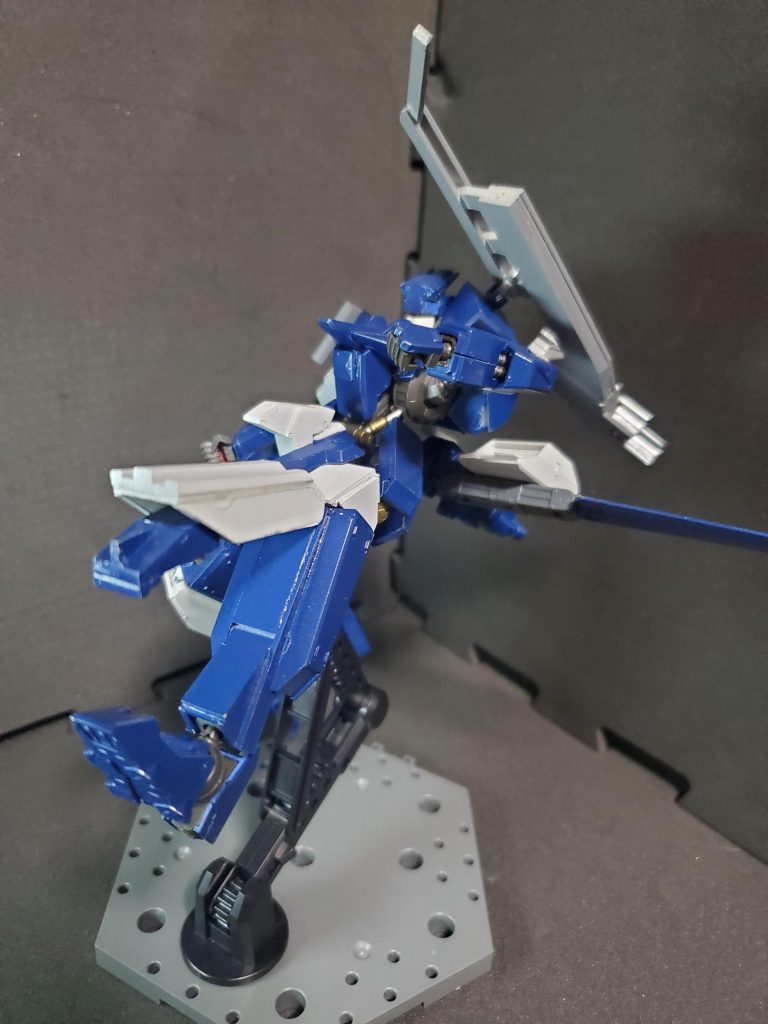 脚部の装甲を展開、内部からブレードを展開することによりクローを使用できる。