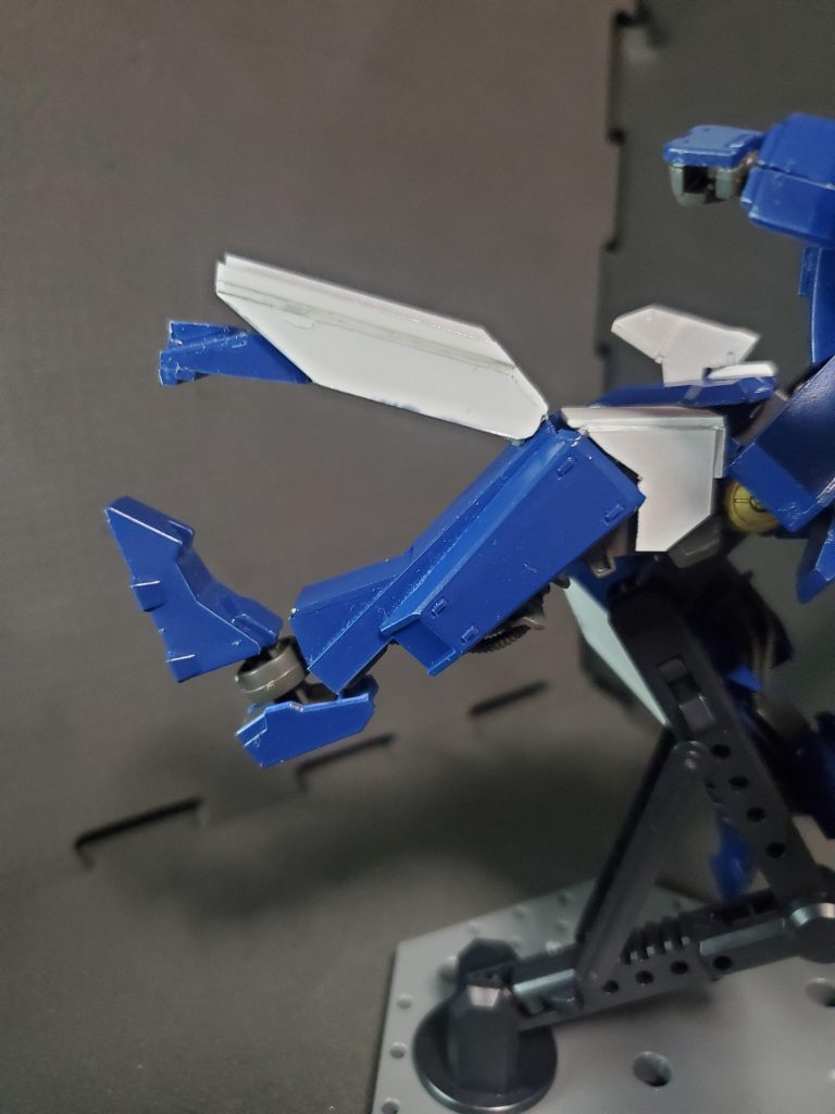 クローは内蔵ブレードと足首、爪先を使用する。主にプルーマの排除に使用する。