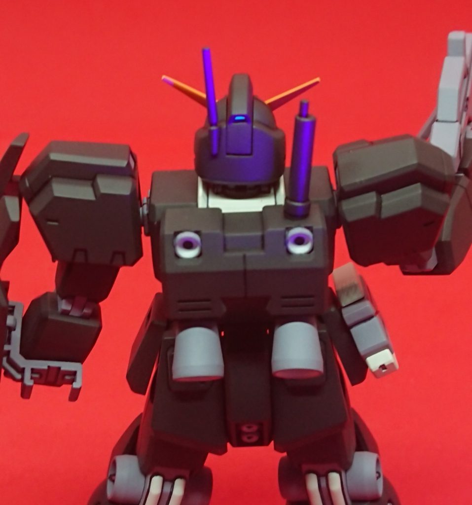 このようにいまだになんで「メタリックカラーとサフを混ぜたモノを間に挟むと染料系塗料の染みだしが防げる」のか検討がつきません。どっちか片方だけだと高確率で染みだしてくるんですが…失敗が怖いので他のメタリック塗料とサフの組み合わせも試したことがありません。どなたか詳しい方がいらしたら詳細を教えてほしいです(笑)