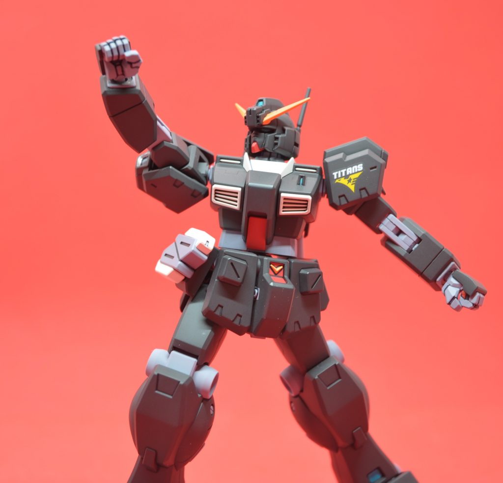 ハイザックレジオン仕様の首を叩き落とした初登場パンチ!2巻表紙やこのパンチのために握り拳がほしかったので、他の連邦系HGUCから流用