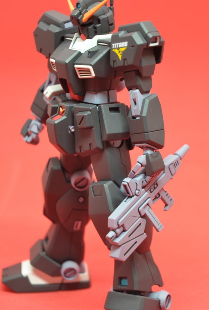 側面問題だったのは左手首。ヘイズル系キットは左平手が標準で入ってますが、残念ながらリブート2巻表紙のようにライフルを持てる指の角度ではありません。なので平手の指を切り落として角度を変え、真鍮線を通して再接着…だけだとまだ手首そのものの角度に違和感があったため、ボールジョイントもこれまた切り離して角度変更&真鍮線で再接着。その時真鍮線が丸見えになってしまったので、パテだか瞬間接着剤だかを盛って削ってそれらしく整形しました。どうせリブート版でアーリーヘイズル作るならこのポーズ取らせたいですよね