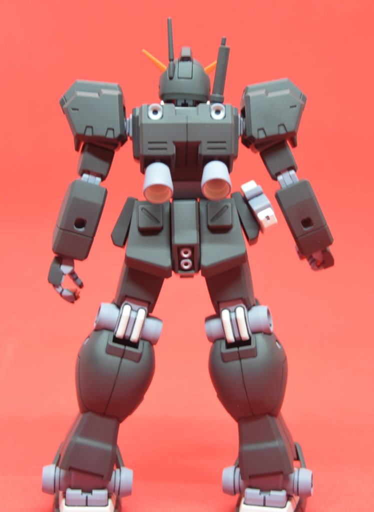 背面膝関節直下は本来合わせ目ですが、AOZ版ではディテールとなっているためモールド化。もっとも下半分の合わせ目は消す必要がありますが。AOZ系ではバーニア内の塗り分け箇所が多く、特にこのアーリーヘイズルの場合は真っ黒な肩の内側を白く塗り分けるという結構面倒な個所があります。バックパックのメインスラスターなどは流石にマスキングですが、小さなバーニア類は筆塗りで対応しています。方法は簡単、一度エナメル塗料のホワイトを筆塗りで下塗りし、はみ出したところはエナメルシンナーでふき取り。しかるのち本命の水性ホビーカラーのグランプリホワイトを筆塗り。こちらもはみ出しは水性塗料用溶剤でふき取りです。水性ホビーカラーがリニューアル時にミスターカラーに色合いを近づけてくれていることを利用した方法ですね。