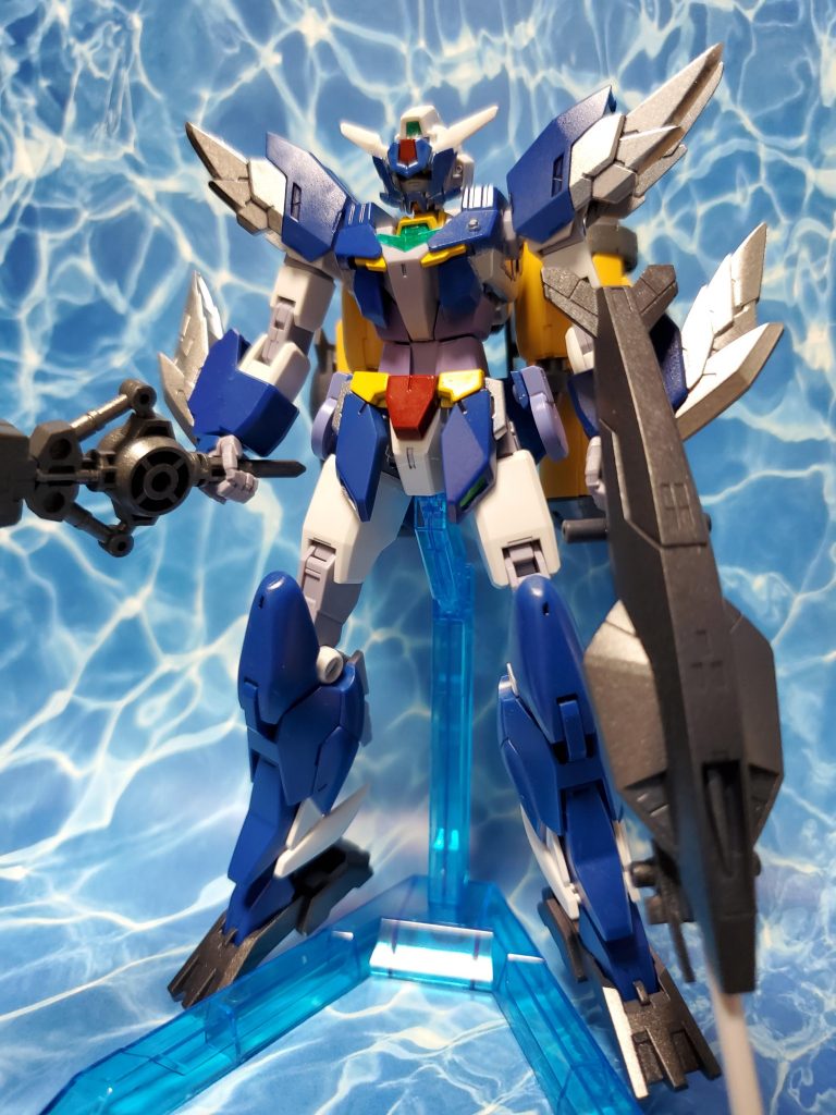 水中型を合わせたという、なんとも非画期的なアイデアです！本体は所々先端をシャープにしたのと、膝を海っぽく丸くしたくらいです。アクリジョンとガンダムマーカー使っての部分塗装だったと思います