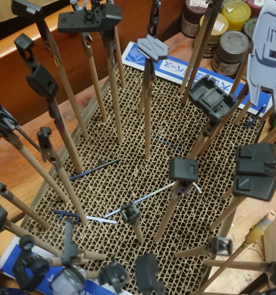 黒:ガンダムカラー ティターンズブルー1赤:ガンダムカラー サザビーレッド白:ミスターカラー&水性ホビーカラー グランプリホワイト黄:バーチャロンカラー コーラルオレンジ関節などグレー:NAZCAカラー ジョイントグレーセンサー類グリーン:シルバーの上にガイアカラー蛍光ブルーグリーン指先赤:シタデルカラー EVIL SUNZ SCARLET今回黒と赤は原作の色合いを追求するのではなく、「ティターンズの黒とネオジオンの赤が同居してるレジオン(で運用されてたティターンズ)の機体ってロマンだよな、という安直な発想でチョイスしています。そして今これを書いていて気が付いたのですが、前回ヘイズルも含めて、なんで私は「マニキュア」を塗るのに、ベースカラーではなくレイヤーカラーのEVIL SUNZ SCARLETを使ってるんでしょう…?別に隠蔽力に問題はないんですが・・・なんで気づかなかった俺?