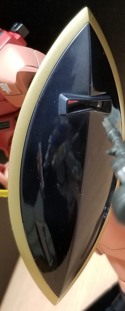 盾はビーム兵器対応シールドという設定で、表はクリアブラックをピカピカに磨いています。良く見てください、ガンダムが映っています。