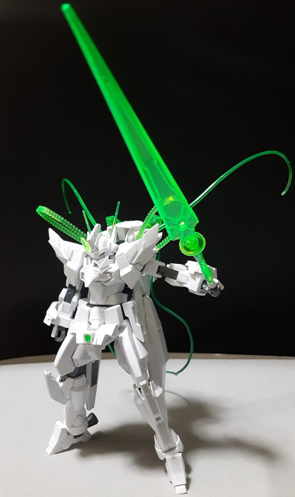 エメラルドレイサーベルの代わりとして使用する事も可能な高出力の投げ槍。投擲する際武器(エメラルドレイ)にエネルギーを流し込む事によってより遠くへ飛ばす事が出来る。