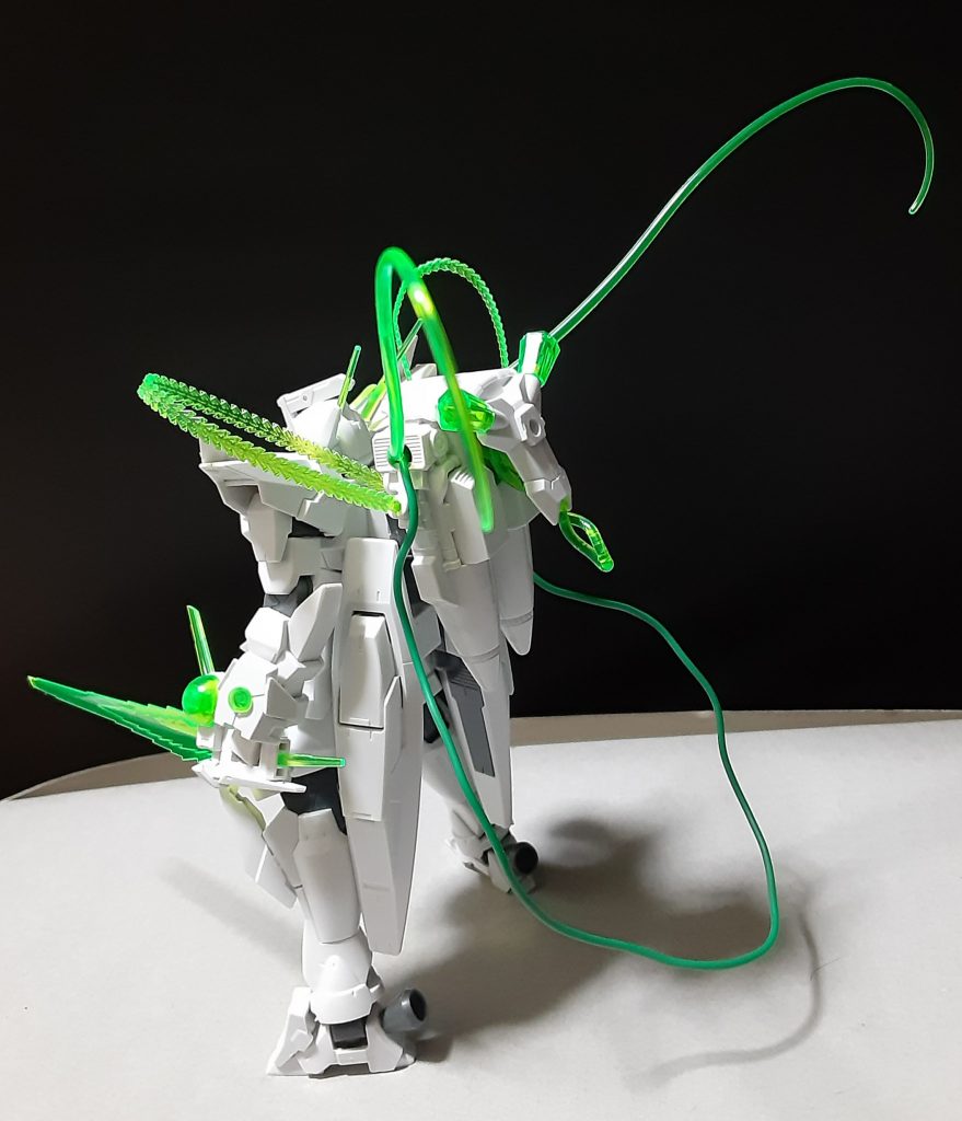 ビームワイヤー×４はそれぞれ自在に操れ伸縮も可能。緑色のワイヤーはただの装飾であり何らかの原因で切断されようが何も起こらない、しかし敵から見たらバックパックに繋がってる線がさらけ出してるように見える為