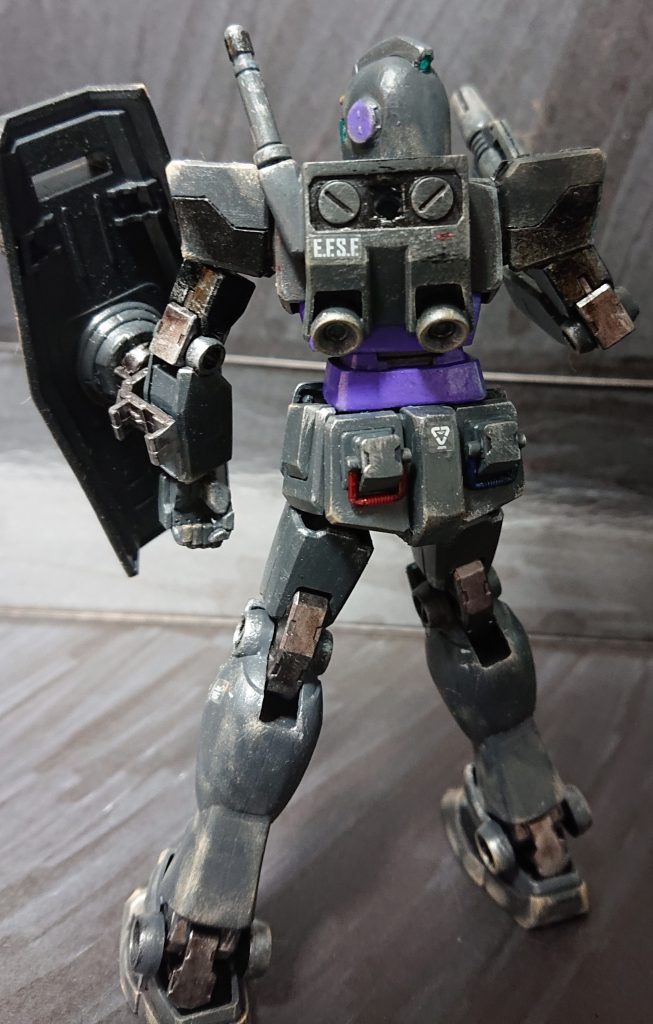 シールドは、古いHGのガンダムから、接続パーツは、ジム・ストライカーから拝借したものを使用。腰部の背面は、公式パーツで装飾。