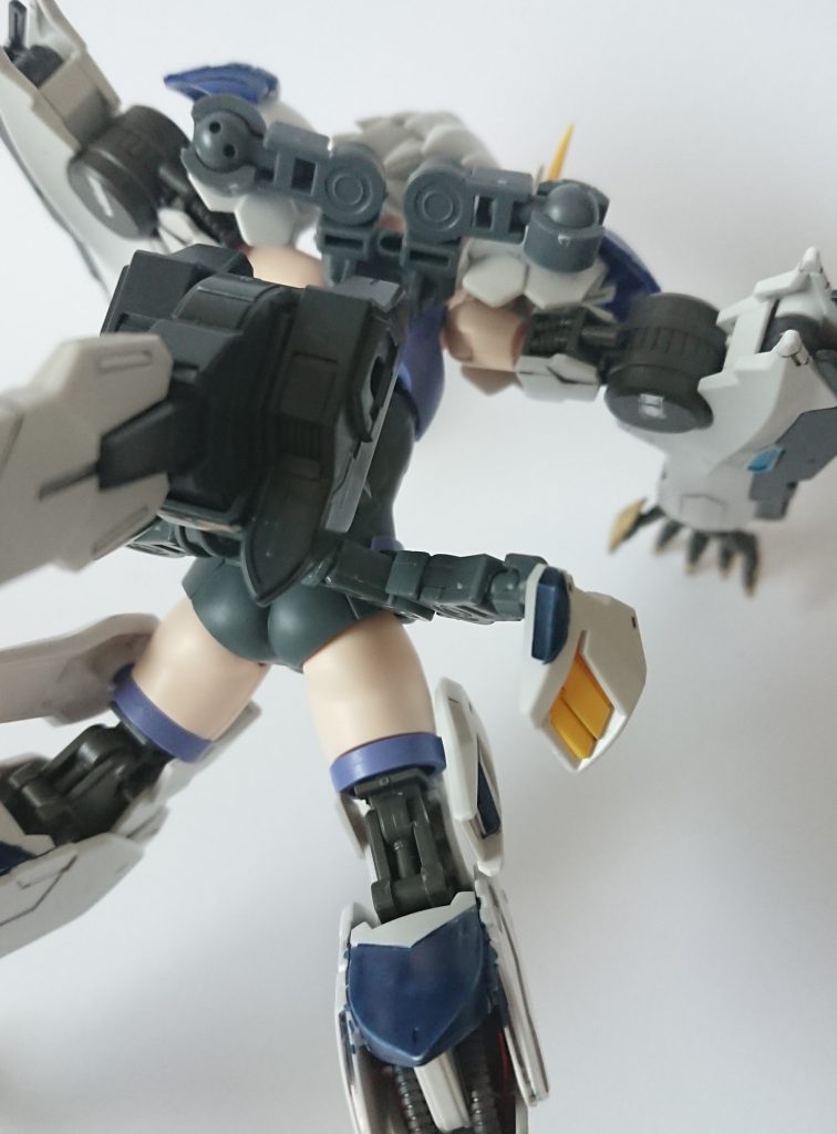 脚部も太ももから下にそのままガンダムフレームが付けれました。肩同様、腰のフロントアーマーもボールデンアームズのジョイントで取り付けてます。バックパックもリシェッタに付属するジョイントに別な機体に付いてきたジョイントをかませ付けてます。