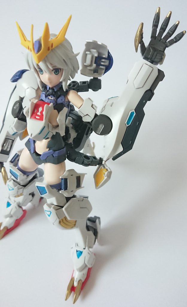 ガンダムフレームの腕がそのまま無加工で付けれました。ただ、オプション用の腕輪を付けると接続が浅く、ぐらぐらするので外しています。肩アーマーは動きに干渉しないよう、ボールデンアームズのジョイントでアームを作り、リシェッタに付属する背中のジョイントに付けてます。頭の角はシャープ化しそのまま接着、胸部アーマーも幅つめ後に接着しています。