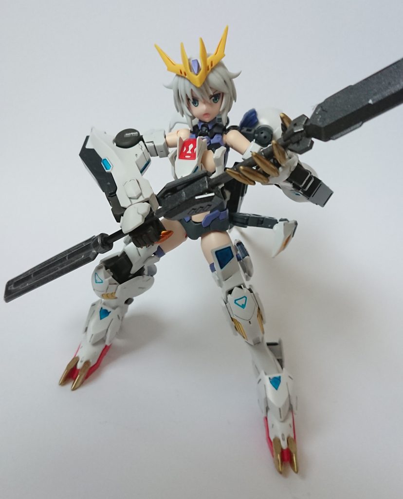 ただ、長物を構える時は肩と腰アーマーは後ろに逃がした方が決まる気がしました。