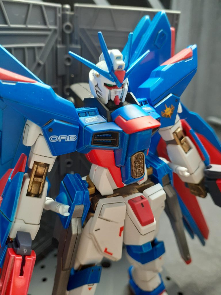 目や関節も塗装してます。タミヤカラーピュアブルー気に入り過ぎて使いまくりです(笑)