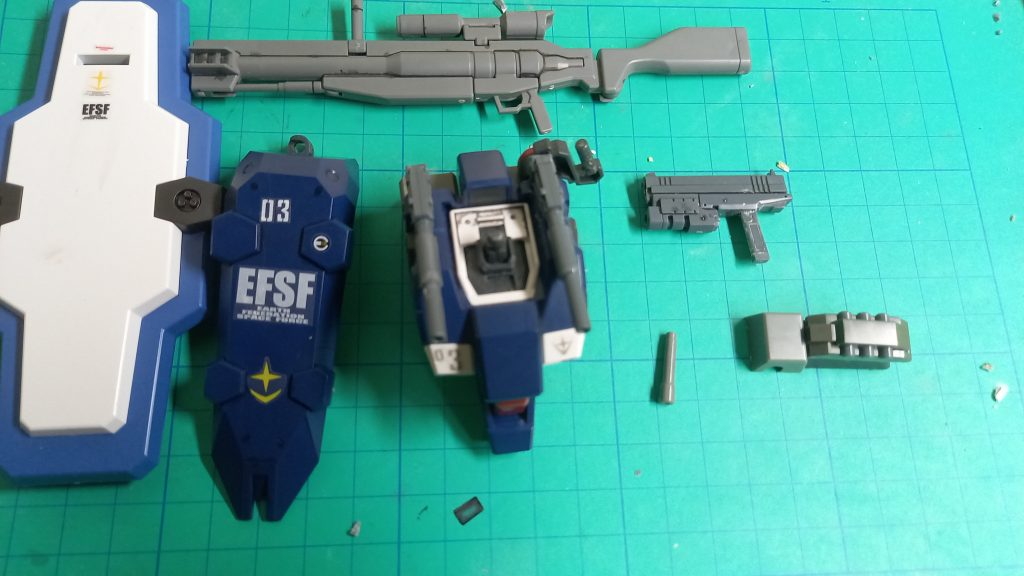 武装紹介・左から①大型シールド(ジムガードカスタム)②シールド※(グスタフカール)③大型ビームキャノン(ジムスナイパーK9)④肩部無反動キャノン※(ロト)⑤ビームハンドガン※(不明)⑥ビームサーベル※(グスタフカール)⑦腰部グレネード※(ジェガンエコーズ仕様)〖※のつく装備は通常装備〗