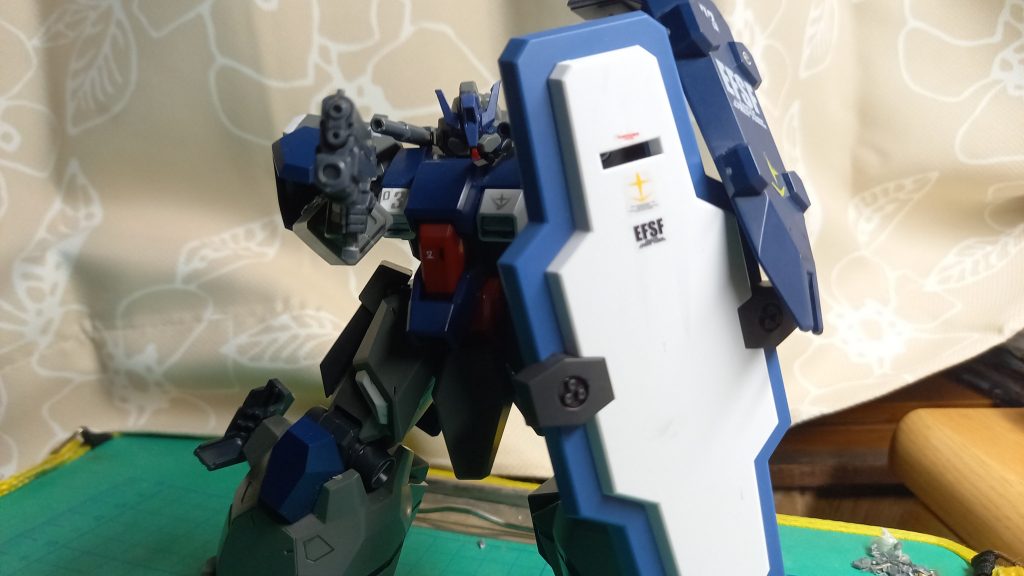 近距離戦闘スタイル基本的な戦闘スタイルはそのままに背面装備のシールドと装備している大型シールドを同時に構えることで防御面を向上、味方の壁としての機能を果たす。武装はビームハンドガン、シールド内蔵バルカンを使用。また、ビームサーベルや、元々装備していた腕部グレネード、腰部グレネードはシールドを使用しない作戦時に使用することが多い。