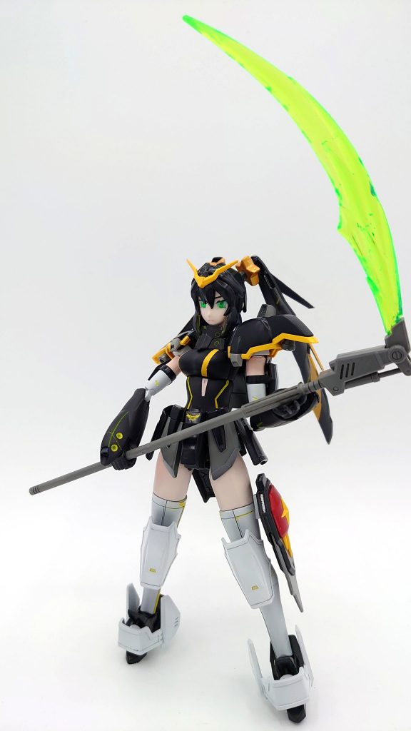 斜め上から。髪の毛の付け根に髪止めのアクセサリーでワンポイント。