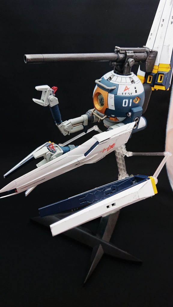 νガンダムのパーツはMGνガンダムＶｅｒ．Kaを流用しました！シールドは何の加工もせずアームにピッタリハマりました！武装だけどウェザリングしてます🎶