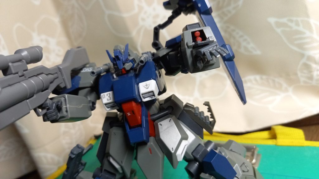 強行突破時は頭部大型センサーで遠距離から目標にロックオンを行い、肩部キャノン、腕部グレネード、腰部グレネード、大型ビームキャノンを全て解放、目標に集中発射を行う。