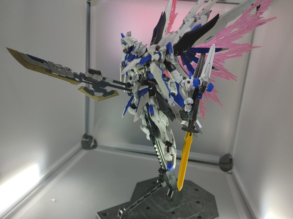 デスティニーのバックパックで光の翼を着脱できます。ちなみに名前の由来ですがギリシャ語でオルシスは鳥、バシレウスは王で鳥の王になります。狼の王に対抗した感じです。