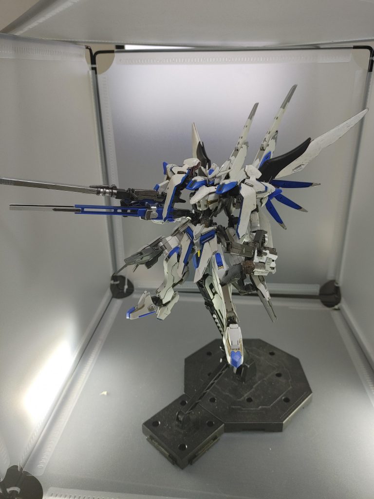 遠距離装備です。右手にV2アサルトバスタ―とオルフェンズ系のレ―ルガン、左手に同じくオルフェンズ系のレ―ルガンを持たせました。塗装はガンダムマ―カ―EXを中心に使用しました。